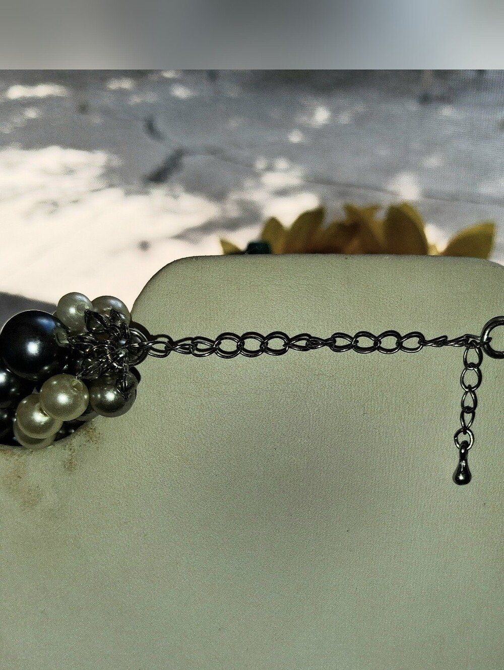 VERY PRETTY 7 STRANDED GREY & WHITE PEARL COSTUME NECKLACE - Picture 6 of 6